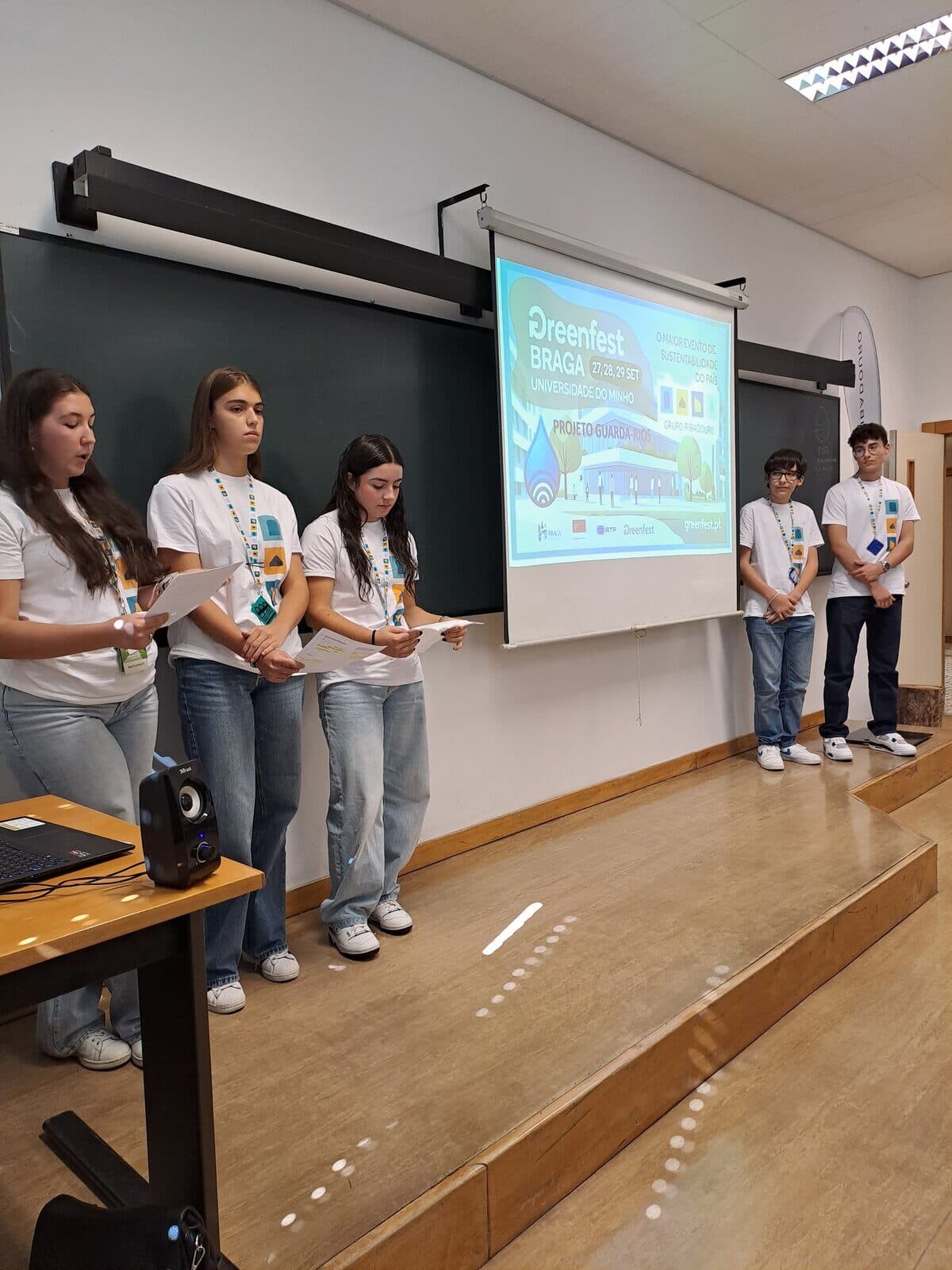 Equipa do Projeto Guarda-Rios a apresentar no GreenFest, Universidade do Minho, 2024