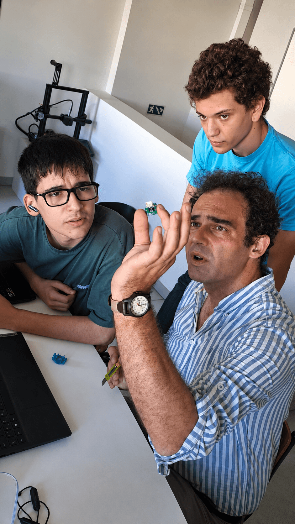 Alunos do Projeto Guarda-Rios a testar eletrónica na bancada do Ribalab