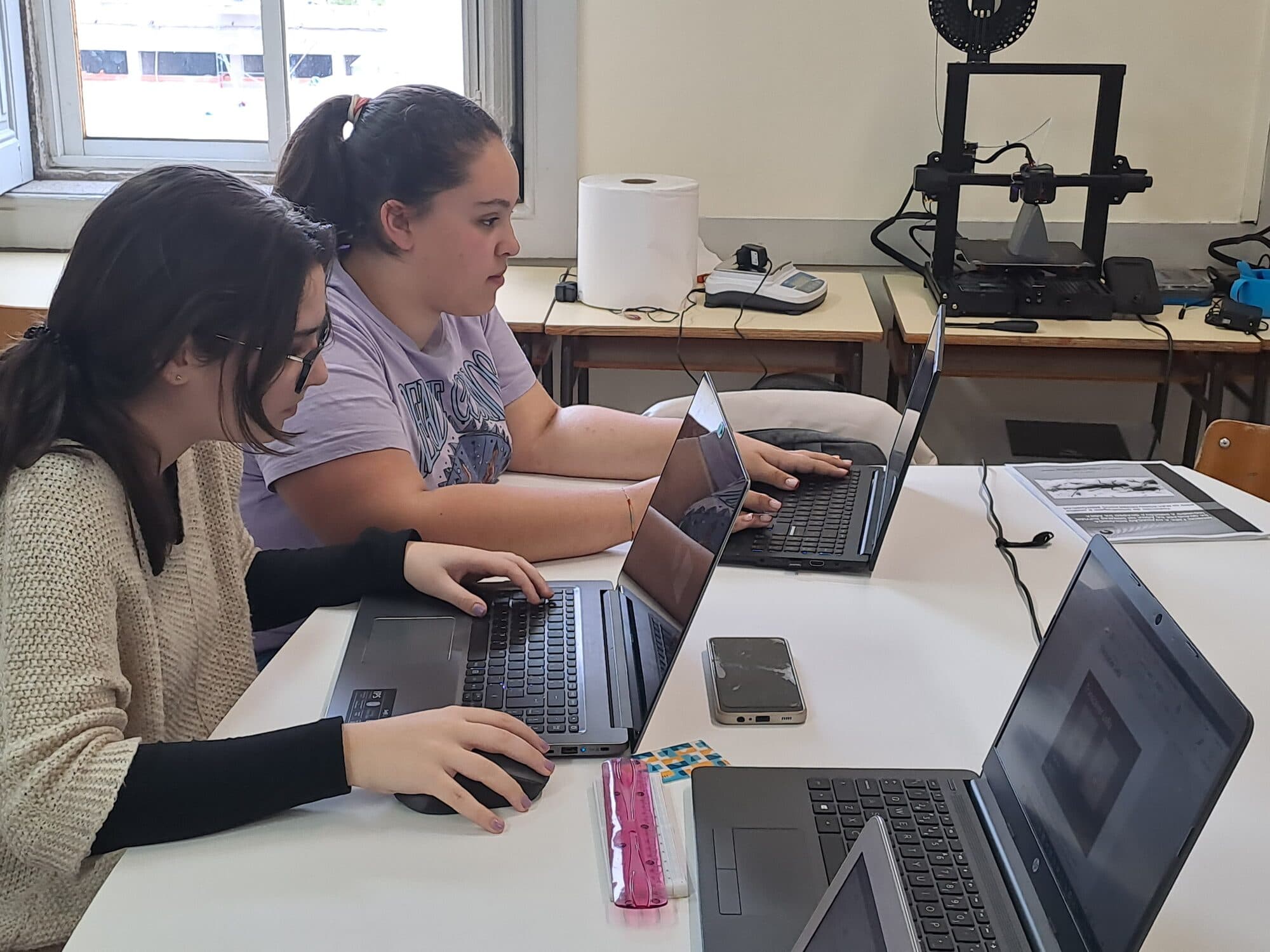 Alunos a trabalhar no Ribalab